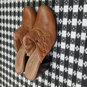 Clarks Tan Leather Mules Women’s Size 6 1/2